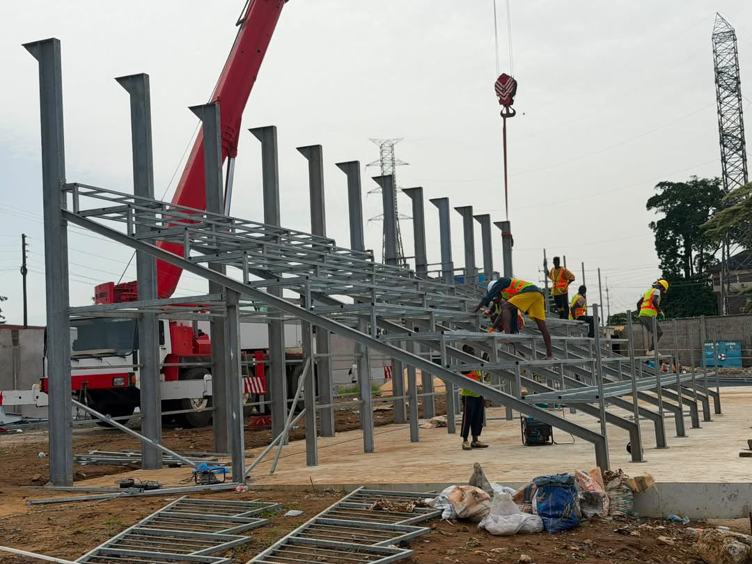 MohamedAbuCont5's tweet photo. The Sierra Leone Football Association (SLFA) President, Babadi Kamara, has inspected the ongoing construction of the 𝐬𝐭𝐚𝐭𝐞-𝐨𝐟-𝐭𝐡𝐞-𝐚𝐫𝐭 𝟒𝟑𝟓-𝐬𝐞𝐚𝐭𝐞𝐫 𝐩𝐚𝐯𝐢𝐥𝐢𝐨𝐧 at the SLFA Football Academy in Kingtom, reaffirming his unwavering commitment.
@SLFA_sl https://t.co/kvZ2pDRYML