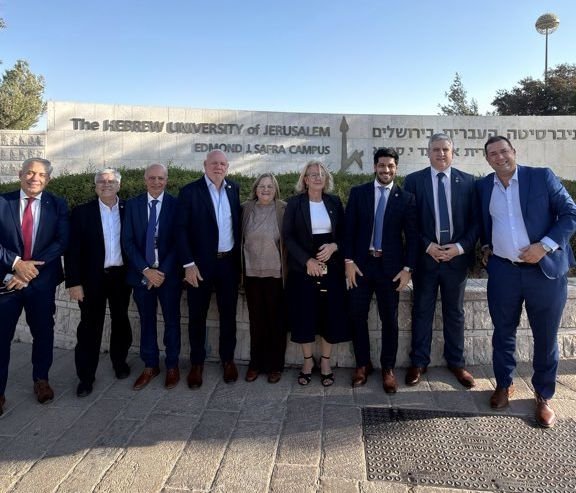 AgustnHenderso1's tweet photo. Ambas cosas están sucediendo a escasos kilómetros hoy.

Cómplices. https://t.co/qn8AaeZPjA