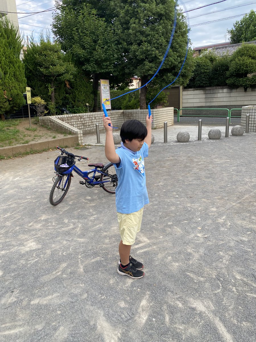 Mrbeer13's tweet photo. 子供の夏休み！
朝5時に起きて公園で運動！
縄跳び頑張っとりますわ！ https://t.co/t0c75pVmBD