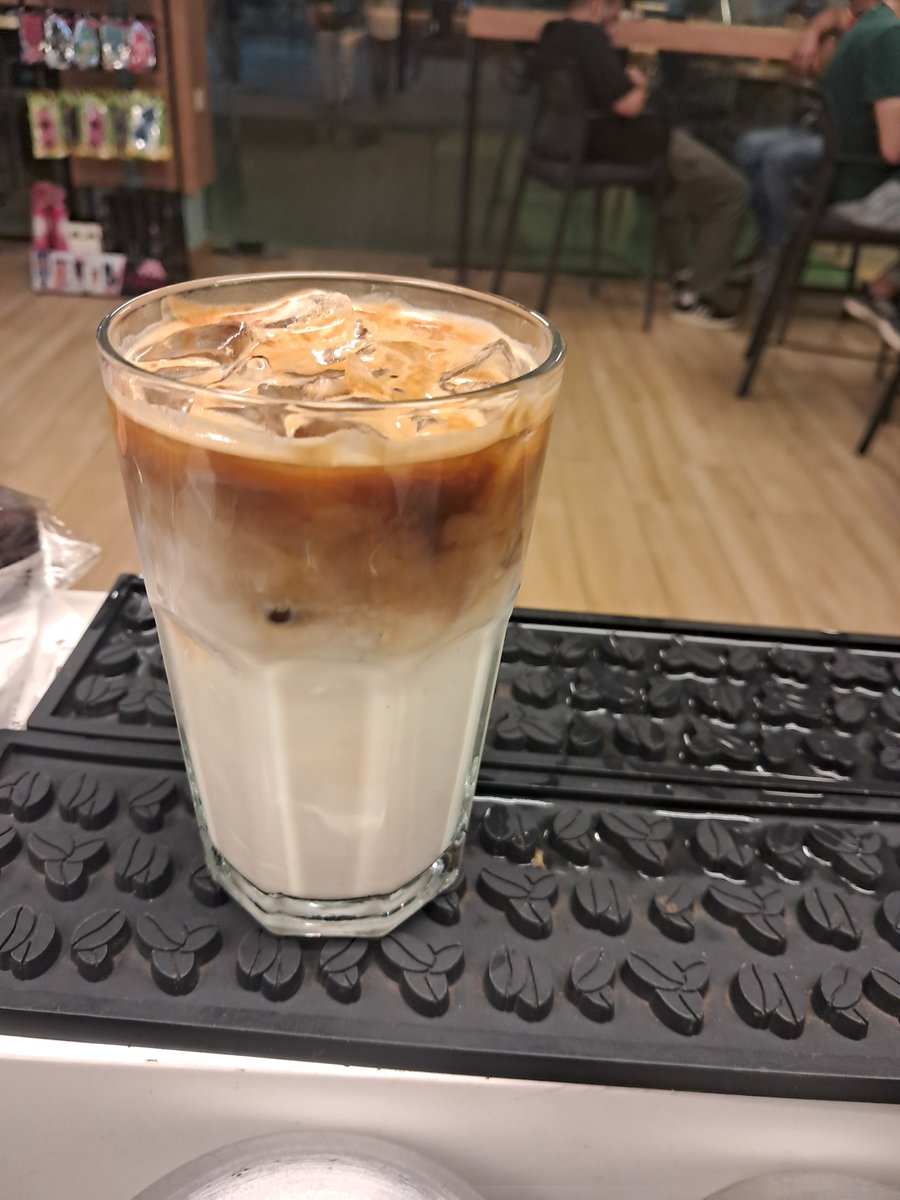 wekaa911's tweet photo. Iced Banana latte https://t.co/8KxAf6xyuR