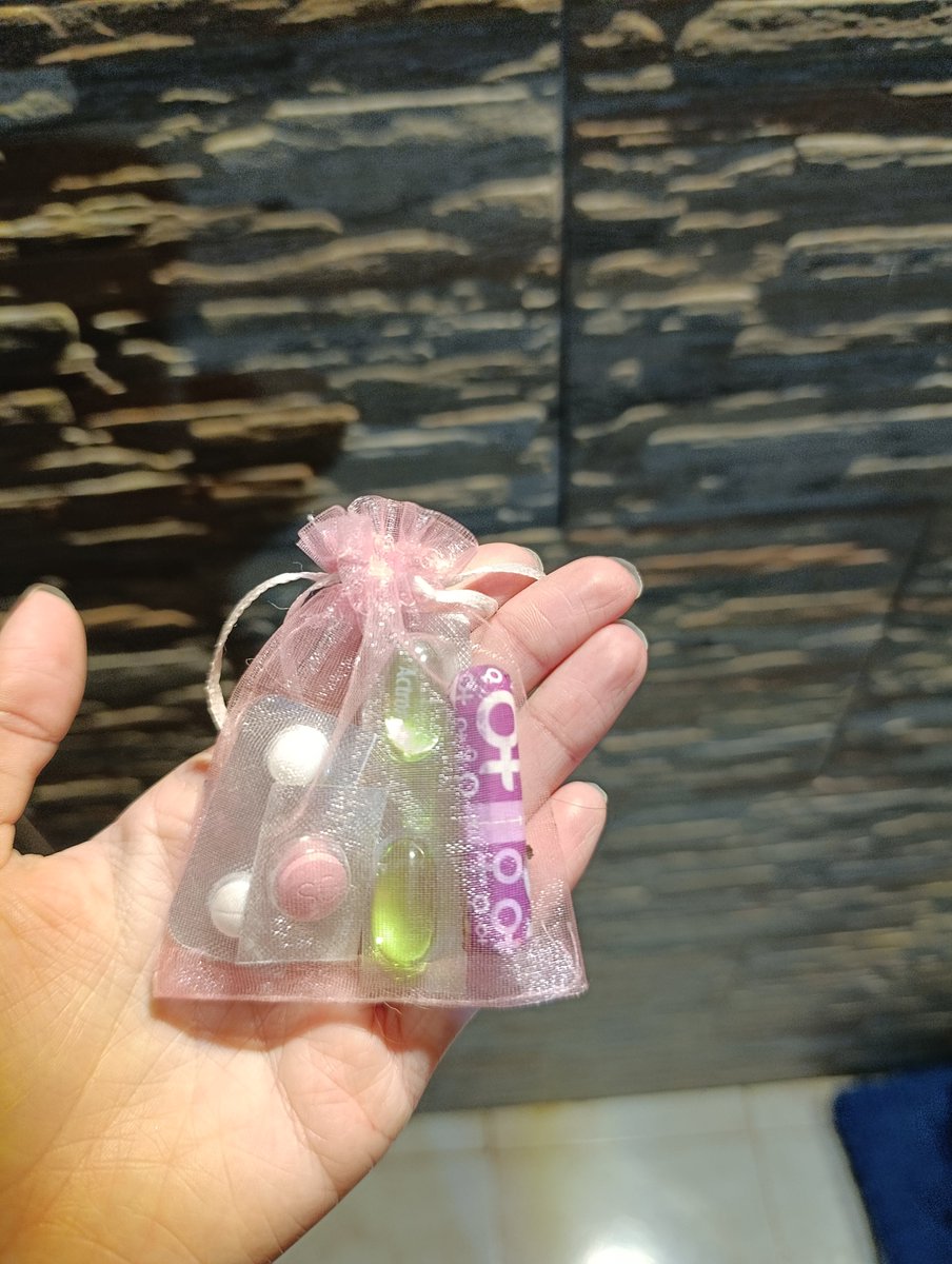 leviargentinoo's tweet photo. Me recibí de vieja chota y llevo esta bolsita de urgencias a todas partes en mi riñonera https://t.co/4wg4V9Vld1