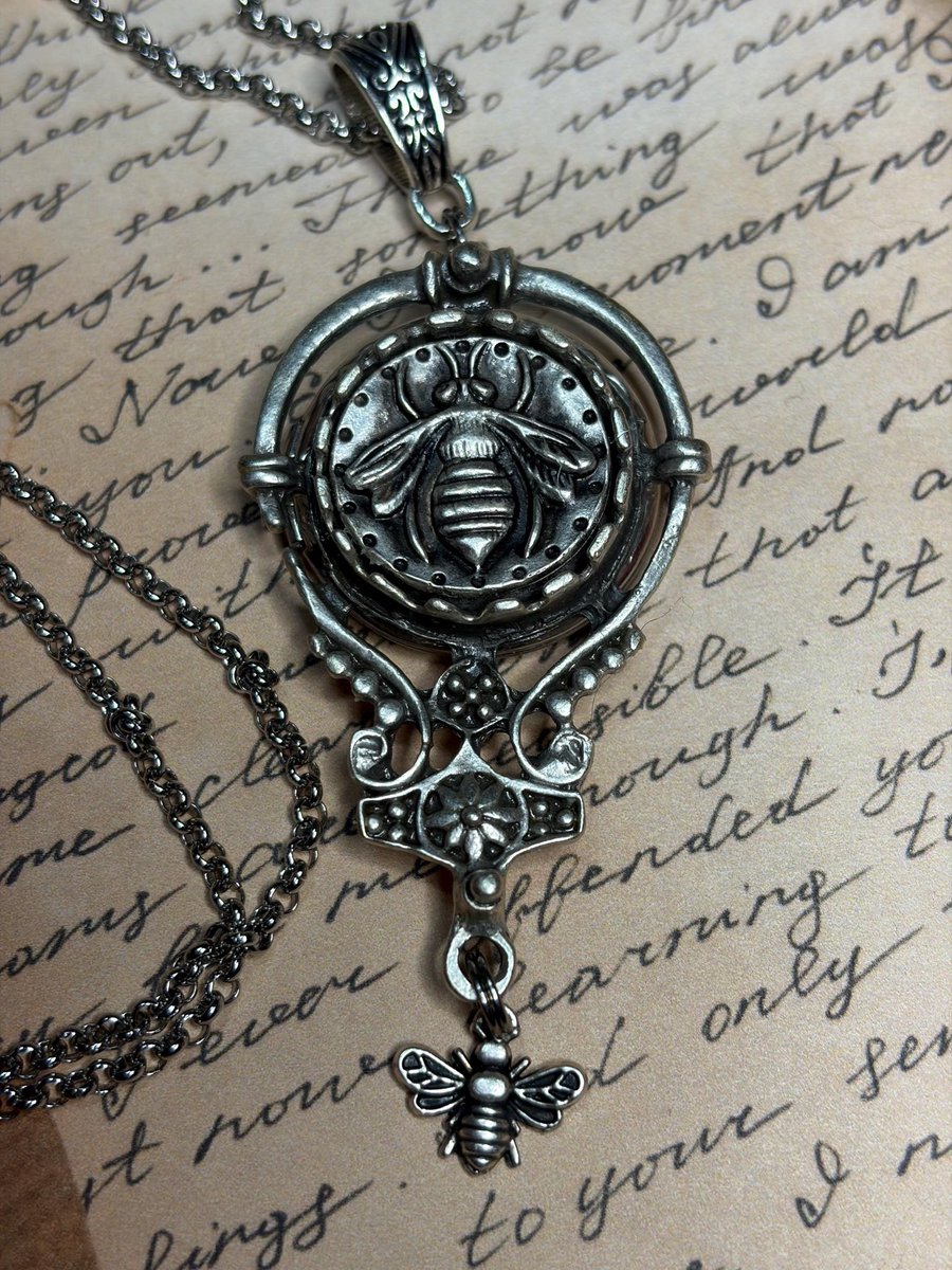 Witschy's tweet photo. Photo locket, queen bee, bee locket,  silver tone, vintage inspired, bee lover locket.  
https://t.co/h5W7dN8v3j
  #beelover #queenbee #locketnecklace #handmadeisbetter #handmadejewelry #unique #shopnow #giftideas #etsyseller #giftforher #locket #shoponline #shop #jewelry https://t.co/lNRjTMd8oq