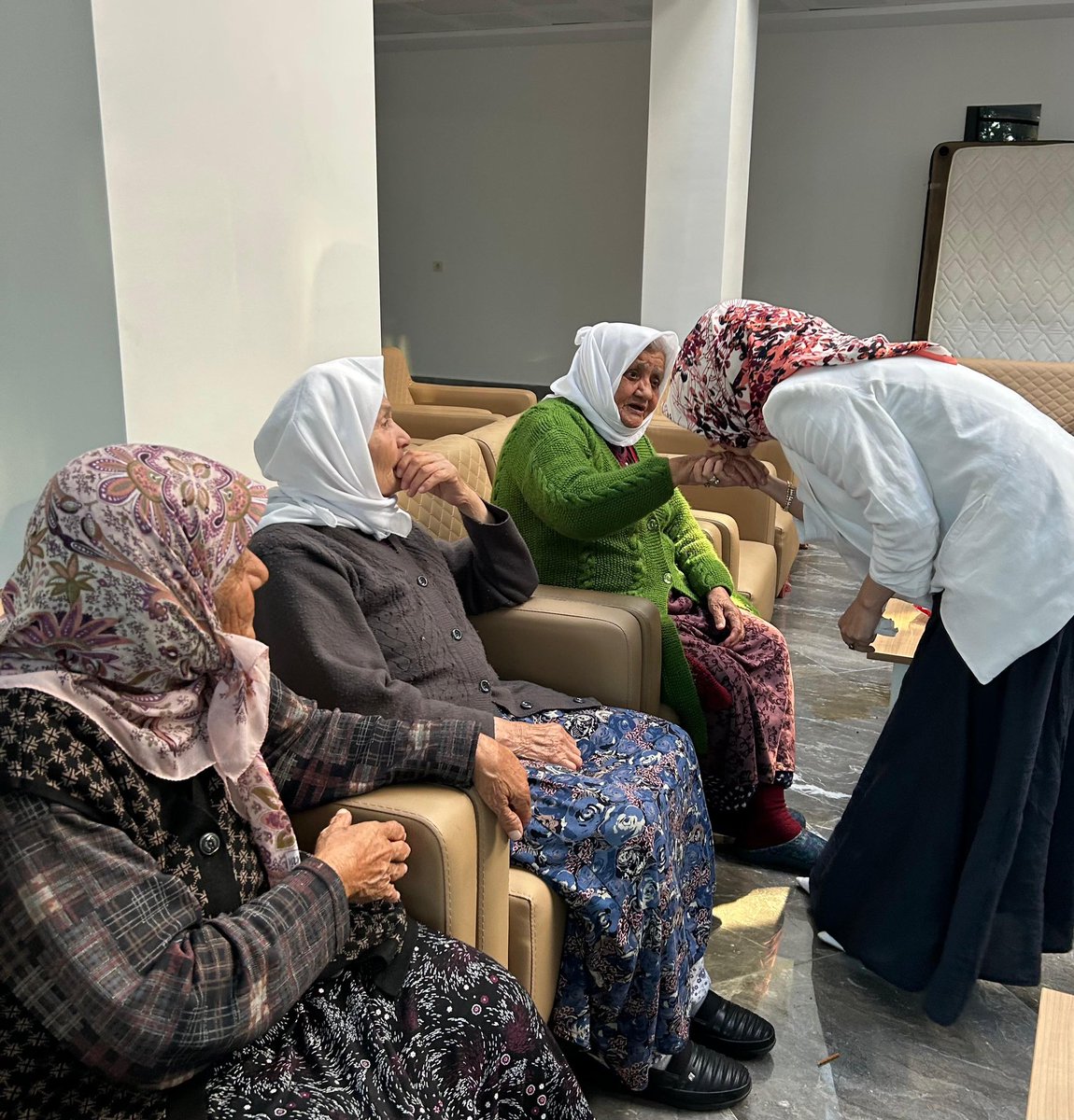 melikecilhan's tweet photo. 📍Kurşunlu Hafize Ünal Huzurevi
Dün hizmete açıldı 
kıymetli çınarlarımızı yeni mekanlarında ziyaret ederek hayır dualarını aldık
Başta Sayın Cumhurbaşkanımız Recep Tayyip Erdoğan,Grup BaşkanVekilimiz Muhammet Emin Akbaşoğlu ve emeğigeçenlere teşekkür ediyor
#YaparsaAKPartiYapar https://t.co/M98LgaiexM