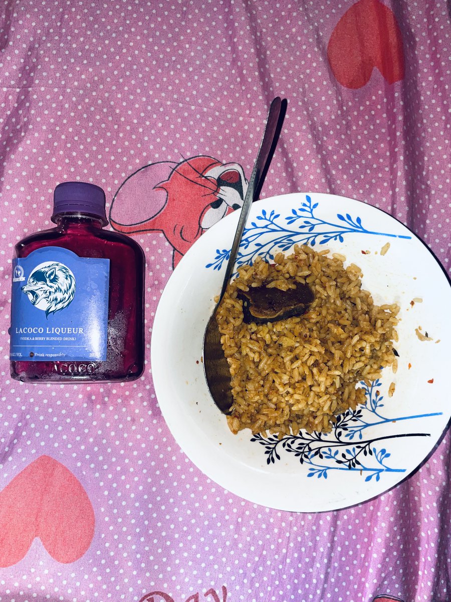 OneModupe's tweet photo. Jollof rice and fruit juice🥤 https://t.co/H8B8ChnwO1