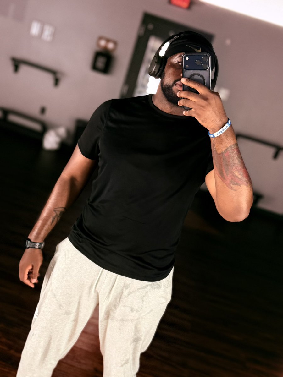 RomeGoCrazy8's tweet photo. 5 mile walk plus back and bicep day..I am exhausted now 😮‍💨 https://t.co/aYqHMnGQLR