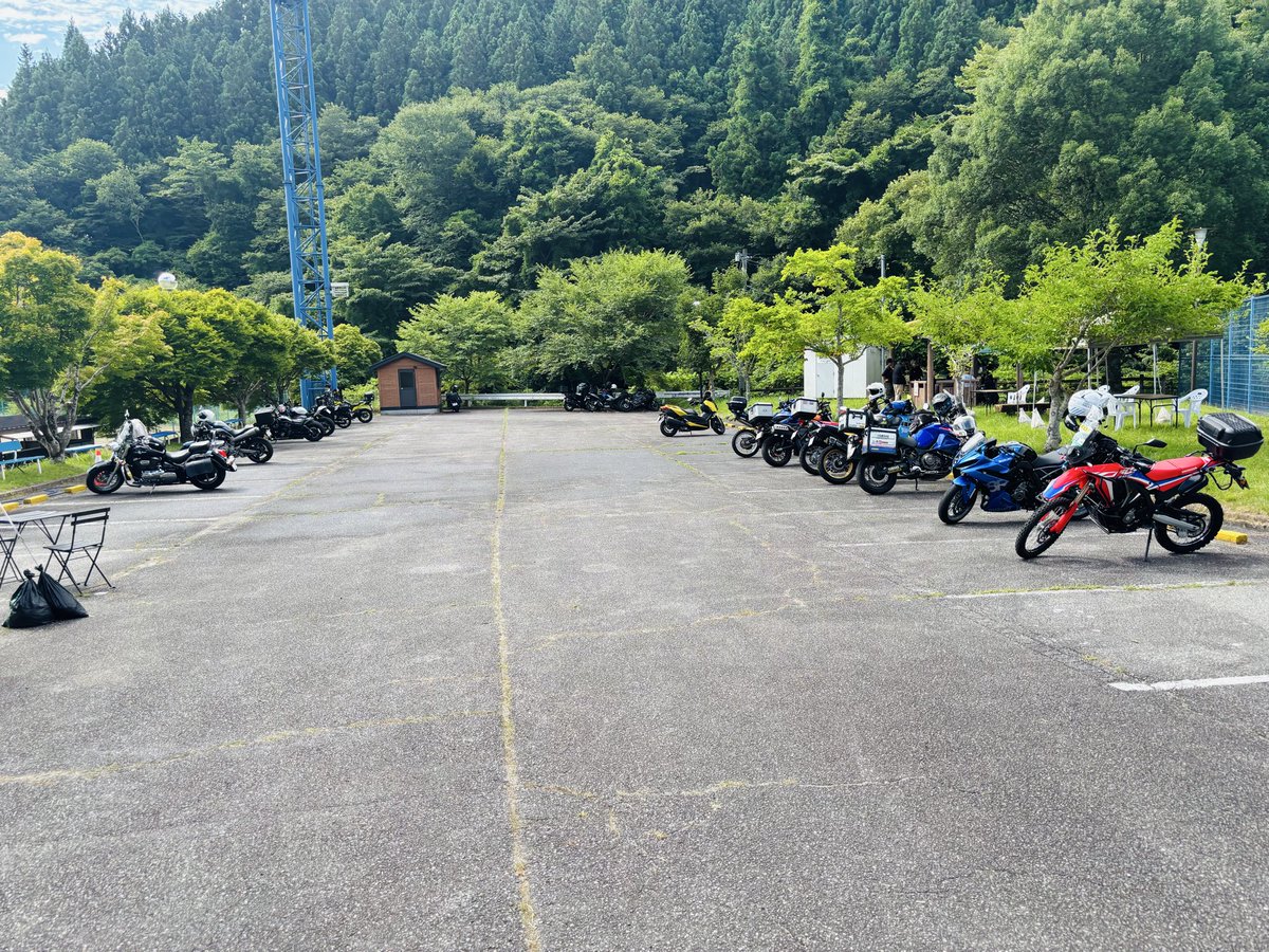 dora400cla38543's tweet photo. ７月26日（日）のツーリングを振り返ります😆
①朝活カフェ
　豊根村　三沢高原いこいの里
　道を間違え、予定より１時間遅れ😅
でも、到着すれば、静かで涼しげな時間が始まります
カフェ澁澤さんや女性スタッフさんと話しながら１時間くらいゆったりした時間を過ごしました
#DAYTONA_JP 
#朝活カフェ https://t.co/PiryZ0pELm