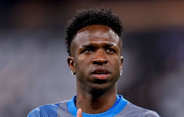 grimshub's tweet photo. 🚨| 🔥💣 🇧🇷𝗕𝗥𝗘𝗔𝗞𝗜𝗡𝗚: Arsenal's interest in Vinícius Júnior has reportedly gone much further than simply admiration. 👀🔴⚪

According to [HandofArsenal], Arsenal have:

🔸 Held talks with Vinícius' camp
🔸 Assessed the full financial requirements of a potential deal
🔸 Received internal approval at every level to proceed if the opportunity arises

The understanding is that if Vinícius' contract talks with Real Madrid collapse, Arsenal are prepared to make a serious offer.

For now, Real Madrid remain focused on renewing his contract.

But Arsenal are reportedly ready if circumstances change.

The situation remains one to watch.
