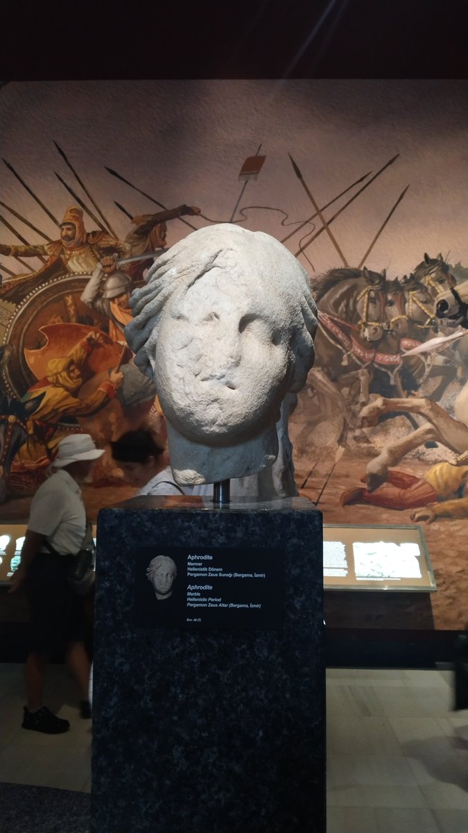 haceercolakk's tweet photo. Aşk tanrıçası Aphrodite'nin aşktan gözü kör olmuş 
(akşama kadar düşündüğüm espri) https://t.co/a81hO9Z65r