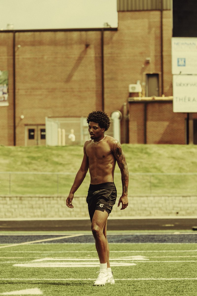 D1MasonM's tweet photo. 6’4 195 Corner @BlueDragonsFB 
Fall camp loading…⏳ https://t.co/4KctiWmFbf