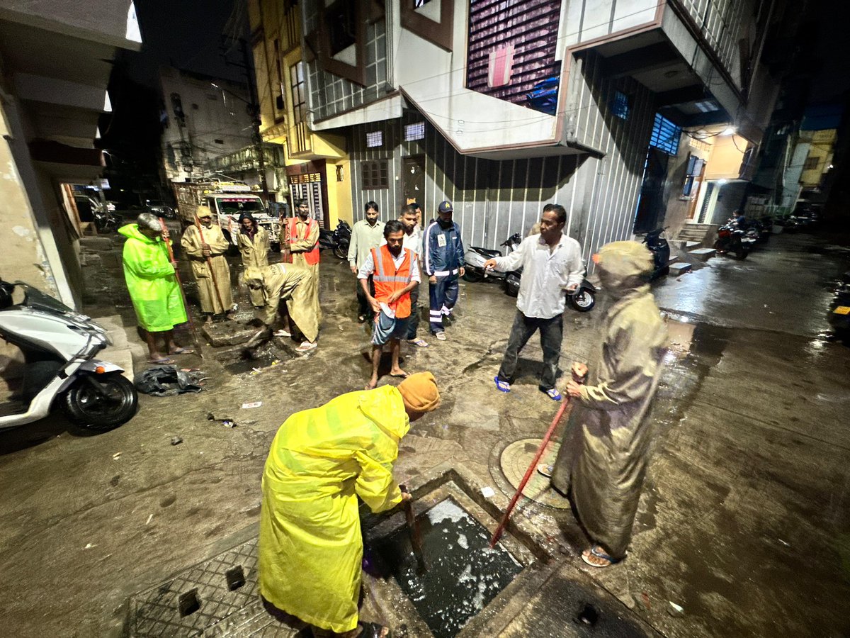 ZafarCorporator's tweet photo. #Majlis #ke #Khadim #Awaam #ki #Taqat
On the Instructions of @aimim_national #President @asadowaisi sb & @Md_MajidHussain sb,
I along with Primary Unit Presidents GHMC Hydra Monsoon Emergency Team Supervising Clearing of Water Stagnation caused due to Rain in Mallepally Div. https://t.co/quEzX3ZIVM