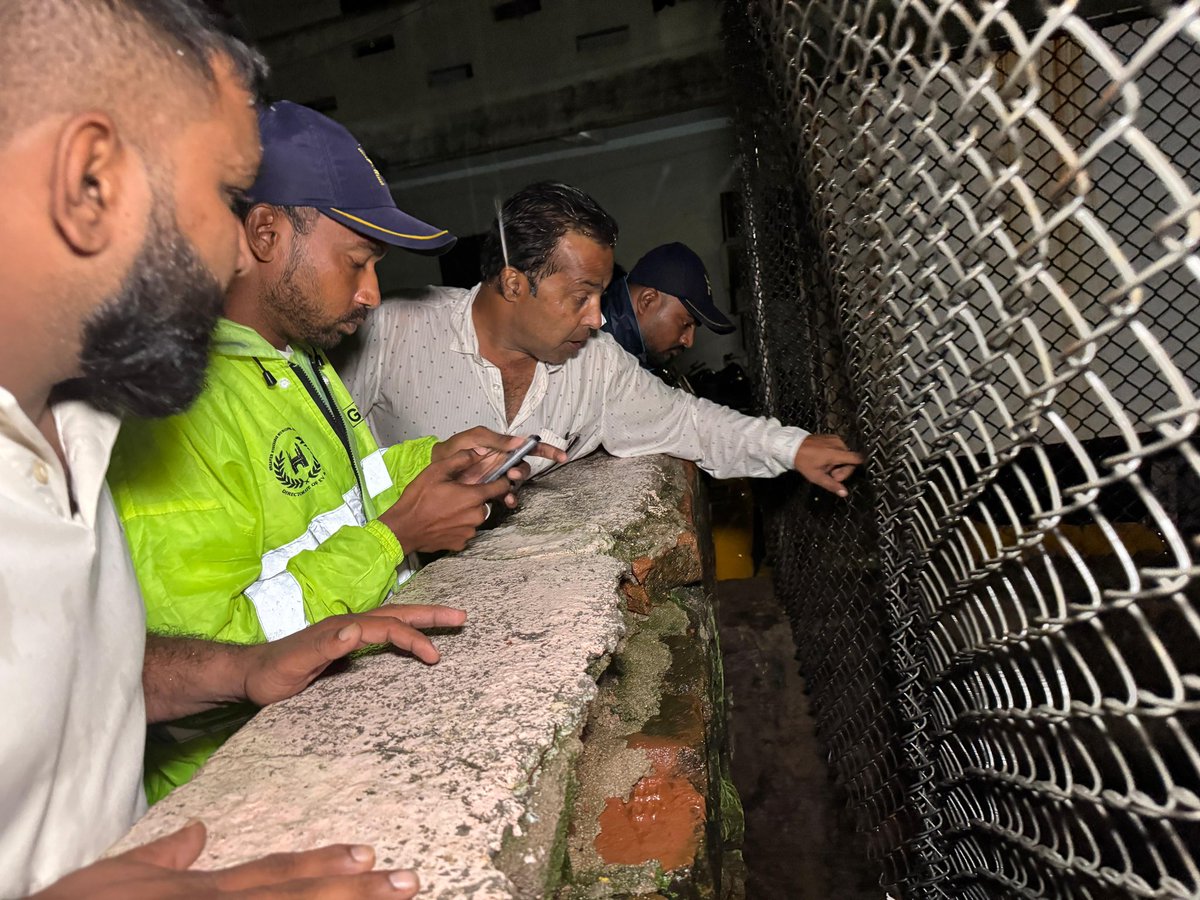 ZafarCorporator's tweet photo. #Majlis #ke #Khadim #Awaam #ki #Taqat
On the Instructions of @aimim_national #President @asadowaisi sb & @Md_MajidHussain sb,
I along with Primary Unit Presidents GHMC Hydra Monsoon Emergency Team Supervising Clearing of Water Stagnation caused due to Rain in Mallepally Div. https://t.co/quEzX3ZIVM