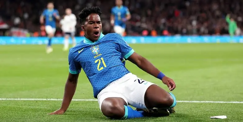 LAROMA24's tweet photo. ⏳ Il ds Tony #DAmico sarebbe concretamente a lavoro per cercare di portare #Endrick all'#AsRoma 

💸 La formula con cui il brasiliano potrebbe arrivare sarebbe quella di un eventuale prestito con diritto di riscatto (a circa 45 milioni) e contro riscatto a favore del #RealMadrid ▶️ https://t.co/xoUQCiRTgg

[@LCanicchio]