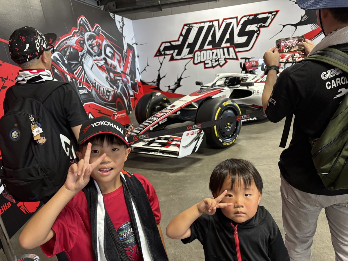 hrhrbros's tweet photo. .
.
2026.7.29
.
HAASのテストへ🏎️♡
ピット内で走行見れたり、ノーズに名前書かせてもらえたり✍️
サイン会も当選！
.
坪井選手はサイン会にはいなかったけど
走行10分前くらいに走ってピットに入る姿を目撃👀笑
.
#中嶋一貴
#富士スピードウェイ
#キッズカート https://t.co/2Zns4rwZaa