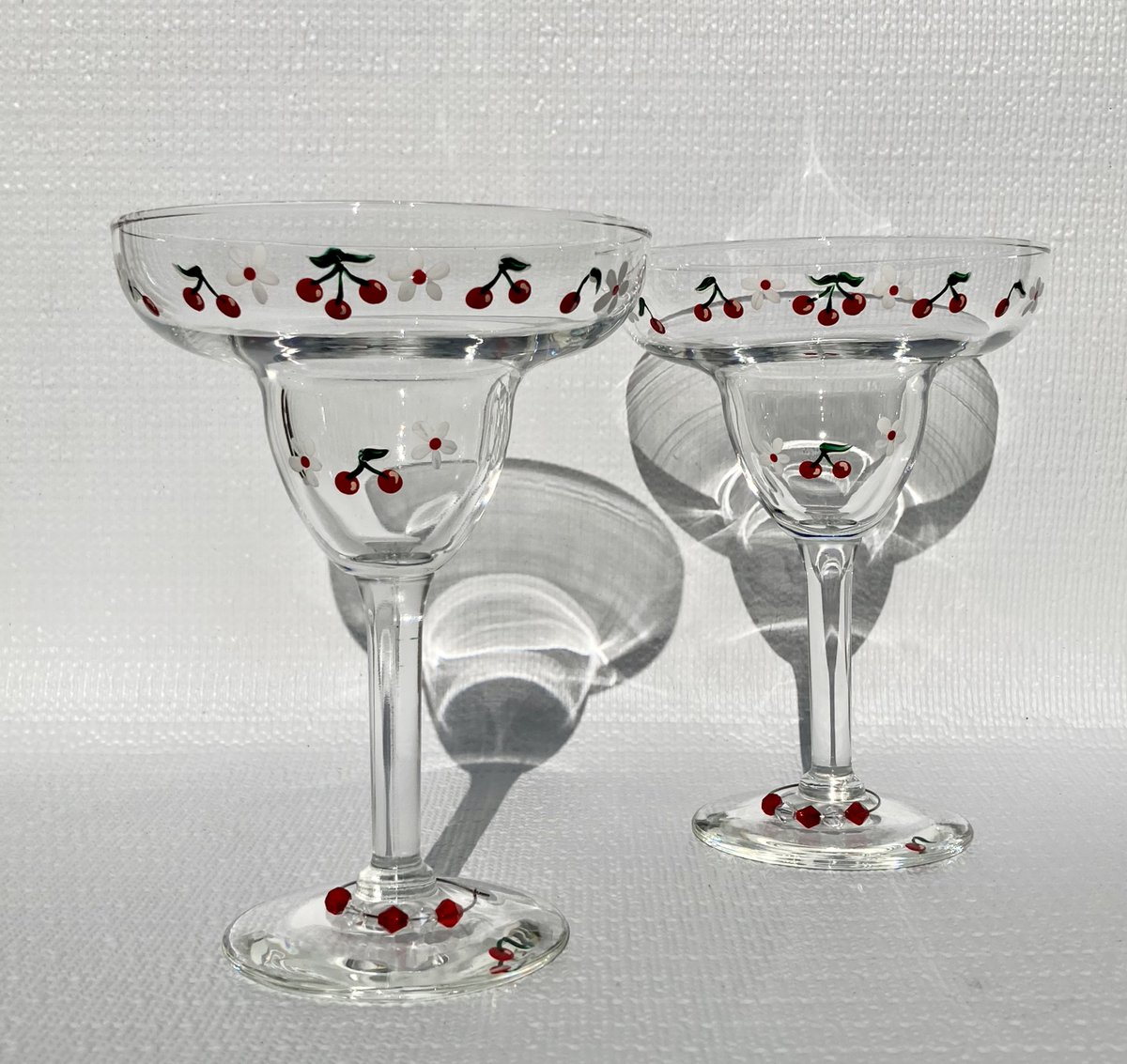 LPaintitpretty's tweet photo. Check out these hand painted glasses https://t.co/mxWVx6x4IT #cocktails #mararitas #martinis #SMILEtt23 #etsyshop #shopsmall #craftbizparty #giftidea #smallartists #shamelessselfpromo https://t.co/gInwq9cxrr
