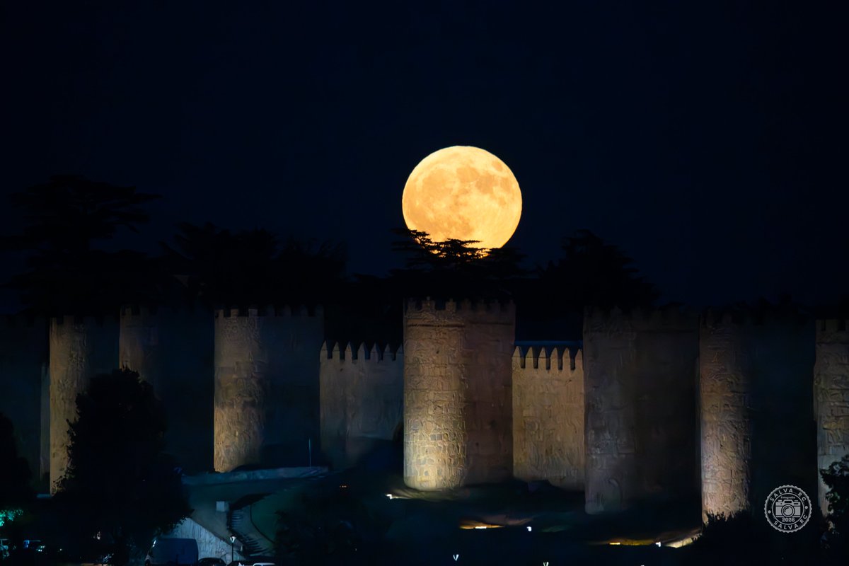 Salva__RC's tweet photo. La Luna llena de hoy,  luna del Ciervo sobre Ávila. https://t.co/B7ImNKeJiZ