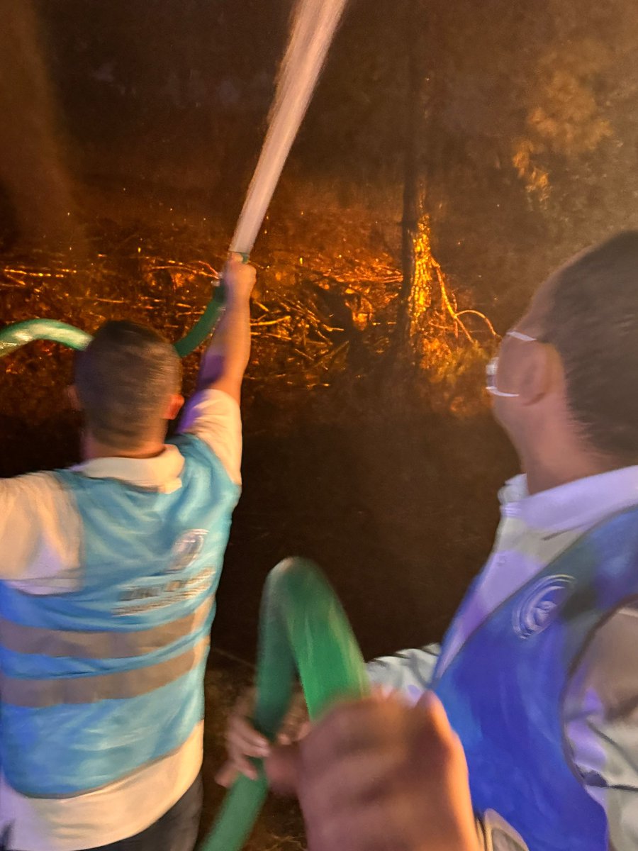 ozgurbedel's tweet photo. 📍 AYVACIK / AHMETÇE

Çanakkale Ülkü Ocakları İl Başkanlığı olarak, MHP Çanakkale İl Başkanımız Sayın Salih Altınkaya, il yöneticilerimiz, ilçe ocak başkanlarımız ve teşkilat mensuplarımızla birlikte bölgemizde devam eden yangın nedeniyle sahada fedakârca görev yapan ekiplerimizin yanında olduk.

Rabbim, ülkemizi ve milletimizi her türlü afetten muhafaza eylesin.