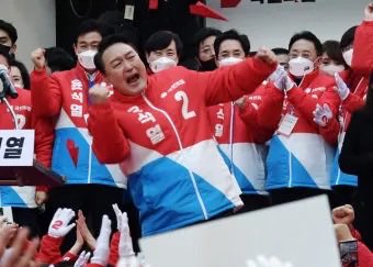 dnl8p's tweet photo. 윤석열의 업적
1. 박근혜 구속
2. 이명박 구속
3. 이준석 쫓아내서 표 갈라지게 함
4. 의대 증원, 김건희 논란, 당정갈등으로 총선 참패 
5.계엄으로 셀프 탄핵
6. 계엄 여파로 차기 대선 참패 
7. 계엄 여파로 차기 지선 참패
8. 선거법 위반으로 국민의힘 선거비 400억반환 https://t.co/4CDsFclpRm