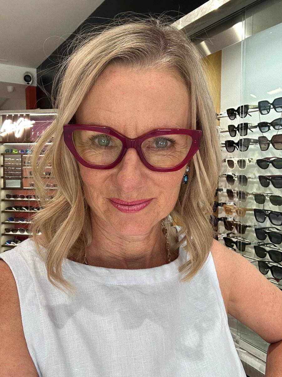 SVOptometry's tweet photo. 👓✨ All eyes on Sharon — effortless confidence, bold design and unmistakable style 😍

This look is the perfect reminder that great eyewear is more than just seeing clearly — it’s about expression, comfort and personality working together seamlessly 👀💎 #optometrist #eyecare https://t.co/oq1YWDkOnW