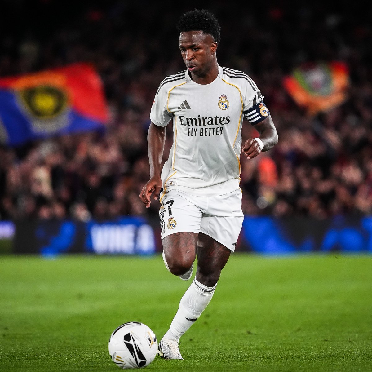 _BeFootball's tweet photo. 🚨🚨💣 JOSÉ MOURINHO 🇵🇹 OUVRE LA PORTE À UN DÉPART DE VINÍCIUS 🇧🇷 !!!! 🤯👋

Il ne jugerait pas le Brésilien indispensable dans son nouveau Real Madrid.

Le club écoutera les offres et refuse de céder à ses exigences XXL : pas de prime de 80 M€ ni de 80% des droits à l'image.

(@pepealvarezzz)
