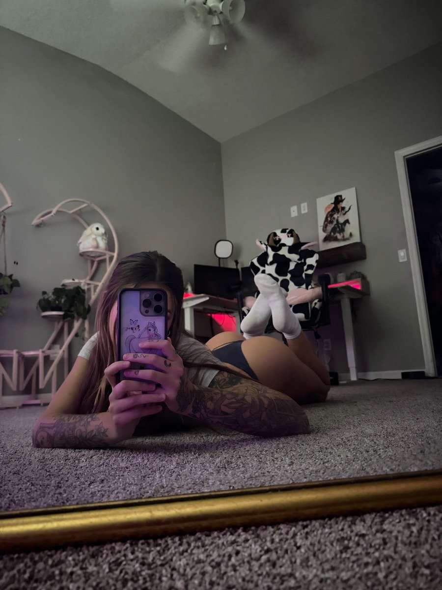 _Alisa_310's tweet photo. My current gaming setup 😌💕🎮 https://t.co/DYka421KVj