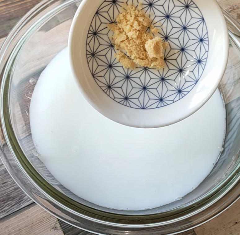 mari_kitchen_'s tweet photo. 鍋もミキサーも封印し、レンジと日頃の怨念…あ、愛を込めてじゃがいもを潰したら、お店レベルの冷製コンソメスープ爆誕しました。

冷やすと「腸活＆むくみ撃退成分」が増えるらしい。実質マイナスカロリー？

異論は認めます。奇跡の滑らかさは動画で見てね👇 https://t.co/VaNaTeCfAw https://t.co/32nowOyAR3