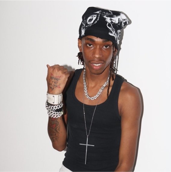 mateusxaviertt's tweet photo. Seja o Phl: 

- Lance um álbum ok (Hora do Rock)
- Lance um álbum foda (Swagboy)
- Lance um álbum fraco (Swagboy 2)
- Lance um álbum terrível (+ Swag)

O cara foi piorando conforme o tempo 😭 https://t.co/xOKt6YU8fn
