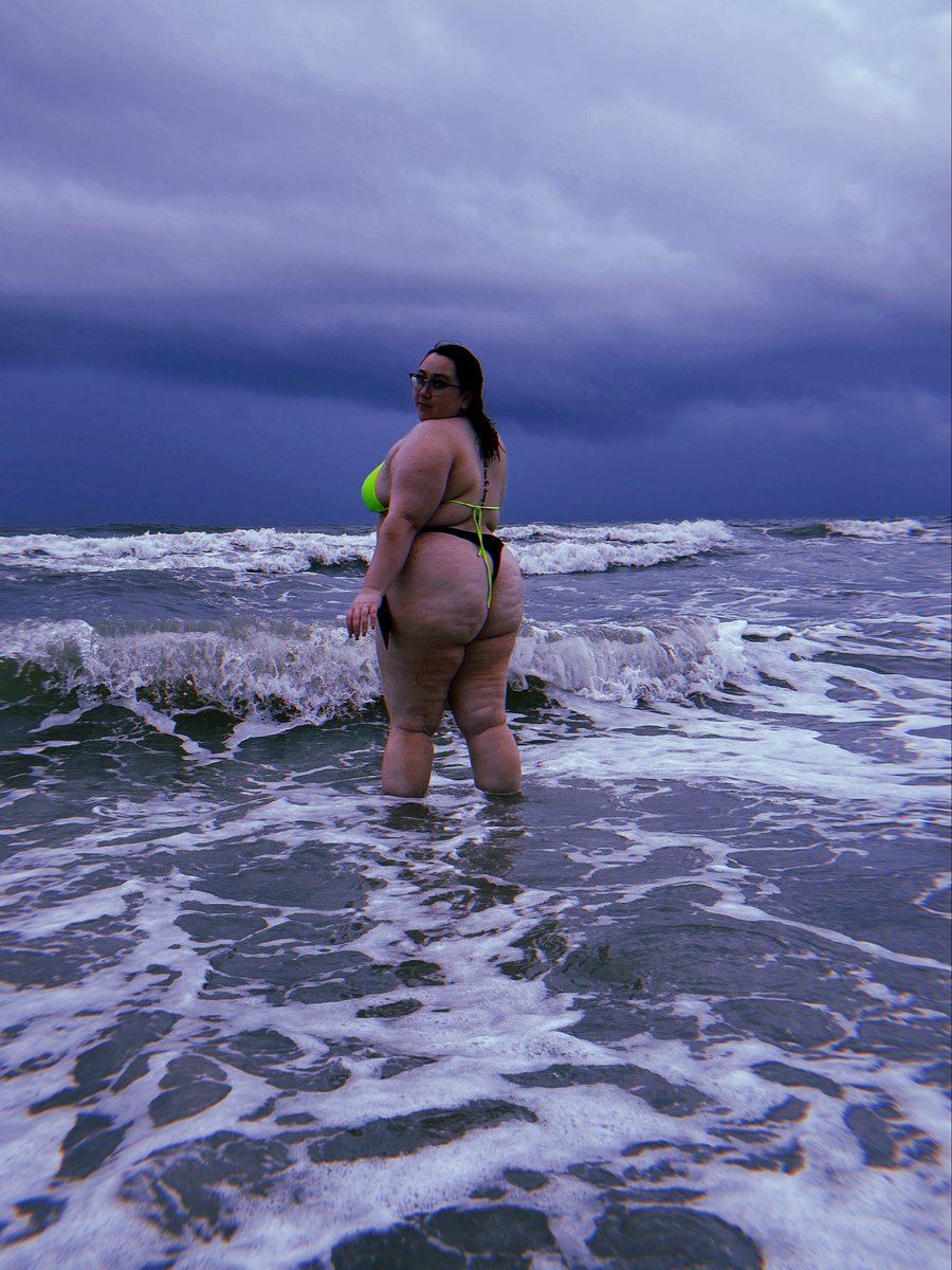 babykpublic's tweet photo. I love showing off my A$$ at the beach😍 https://t.co/fyAkauKREm
