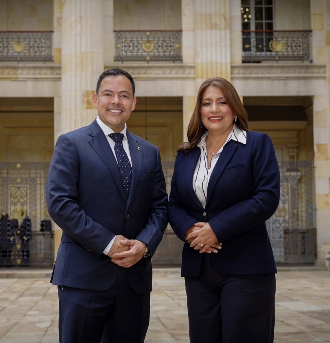 andres_caz's tweet photo. Con mucha alegría la felicito Dra. @LilianaBSenado por su elección como presidenta de la Comisión Cuarta. Este reconocimiento es reflejo de su dedicación, liderazgo y compromiso permanente con el servicio a la comunidad. Le deseo muchos éxitos en esta nueva responsabilidad. https://t.co/wtp4yuwBqr
