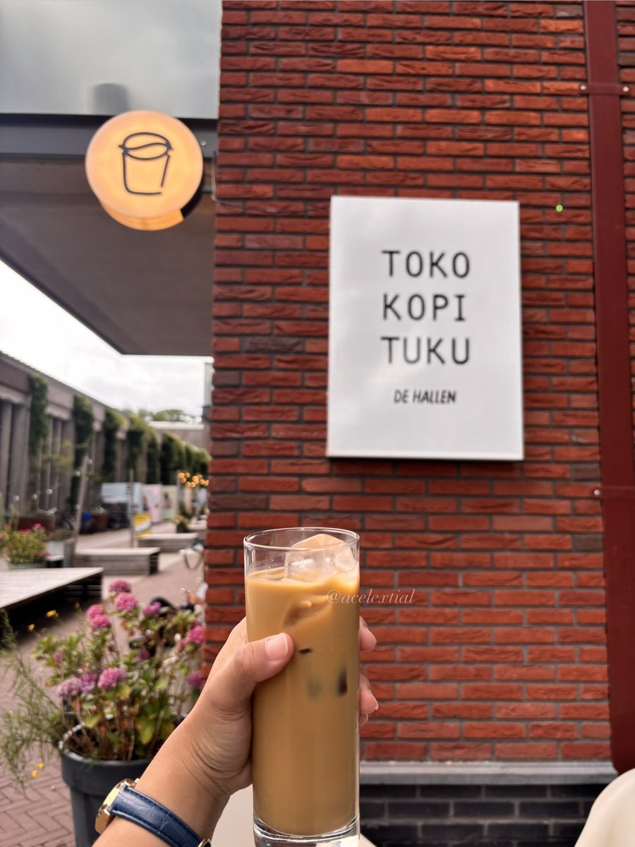 acelextial's tweet photo. reunited with tuku waktu kmrn di amsterdam🥰 shock pas tau harga tukucur €25 (Rp 500rb)🙂🙂 https://t.co/d2H2CWbaVv