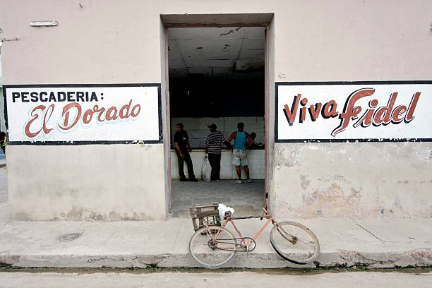 CubaOrtografia's tweet photo. Mira esto, en una pescadería cubana.
Dándole vivas al tipo que casi penaliza comer pescado en una isla.
Dándole vivas al tipo que hizo de los mariscos un producto desconocido para los cubanos.
Dándole vivas al tipo que logró que la gente quisiera enfermarse para poder tener una dieta médica que les garantizara, al menos, un poco de pescado de quinta categoría.

¡Yo me cago en tu revolución!