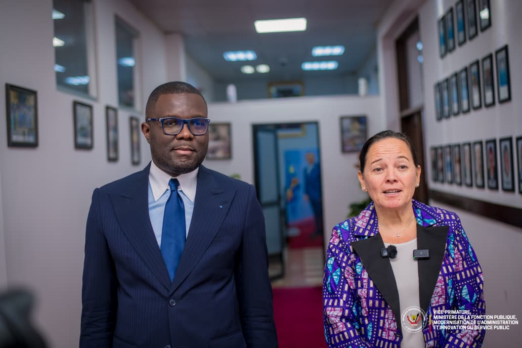 FP_RDC's tweet photo. 🇨🇩 Bientôt le déploiement des antennes provinciales de l’ENA-RDC !

Reçu ce mercredi en audience par le VPM Jean-Pierre @LihauEbua, l’Ambassadeur du Royaume de Belgique en RDC, Roxane de Bilderling, a réaffirmé la volonté de son pays, à travers #Enabel, d’accompagner le Gouvernement dans plusieurs projets structurants, dont l’implantation prochaine des antennes provinciales de l’École Nationale d’Administration.

Ce projet s’inscrit dans la droite ligne des orientations de S.E.M. le Président de la République visant à rapprocher la formation d’excellence des administrations provinciales et à renforcer durablement les capacités de l’État sur toute l’étendue du territoire national.

#FonctionPubliqueRDC #ENARDC #Réformes #AdministrationPublique #RDC