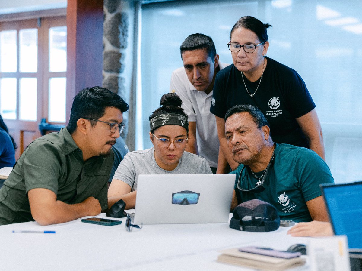 parquegalapagos's tweet photo. 🌊 DPNG fortalece la planificación del monitoreo ecológico frente a un posible evento El Niño

El clima cambia y la naturaleza de Galápagos lo siente. Por eso, la Dirección del Parque Nacional Galápagos trabaja  para conocer qué especies y ecosistemas podrían ser más afectados ante un posible evento El Niño (ENOS) y tomar mejores decisiones de conservación.

En una jornada de trabajo junto a instituciones públicas, universidades, organizaciones científicas y equipos técnicos de la DPNG, se revisó la información disponible y se identificaron los principales grupos que requieren mayor atención, como tortugas marinas y gigantes, aves marinas, iguanas, lobos marinos, tiburones, corales, manglares y ecosistemas terrestres.

➡️ Este análisis permitirá fortalecer los monitoreos que ya se realizan en las islas y enfocar esfuerzos en aquellos lugares y especies donde los cambios del clima y del océano podrían generar mayores impactos.

➡️La información científica es una herramienta clave para anticiparse a los desafíos y proteger el patrimonio natural que sostiene la vida en Galápagos.

Con este trabajo, la Dirección del Parque Nacional Galápagos continúa fortaleciendo una conservación basada en conocimiento, prevención y coordinación entre quienes trabajan por el futuro de las islas.

Gracias al apoyo de la @DarwinFound.