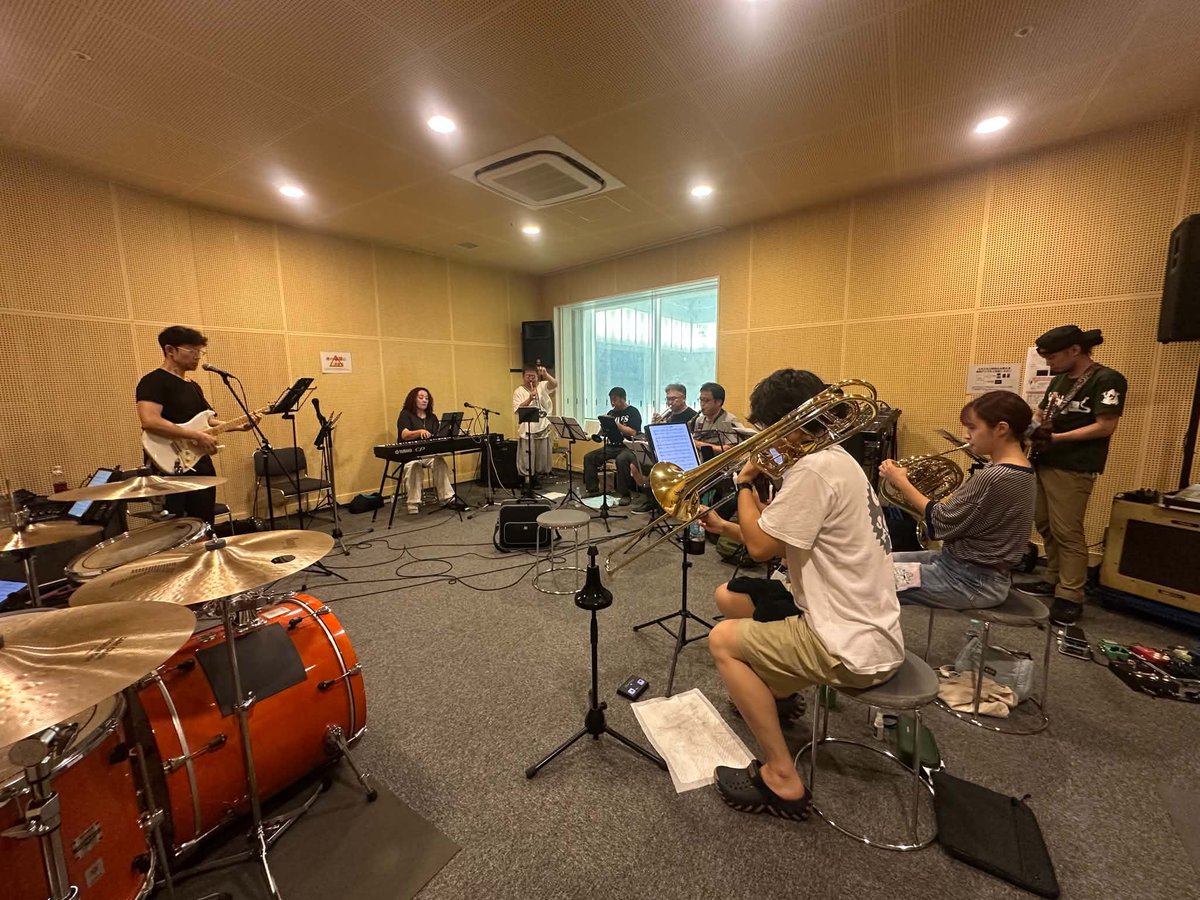 1089iwaki's tweet photo. 本番に向けて練習を重ねていますが――
ステージで何が起こるかは、メンバー自身にも分かりません。
即興、混沌、爆音、静寂。
その場の空気と衝動だけが、音を決めていきます。

年内閉店を迎えるSONICへ、感謝を込めて。
この場所でしか生まれない“最後の混沌”を、ぜひ体験してください。

#十中八九 https://t.co/Em8EfyzMEy