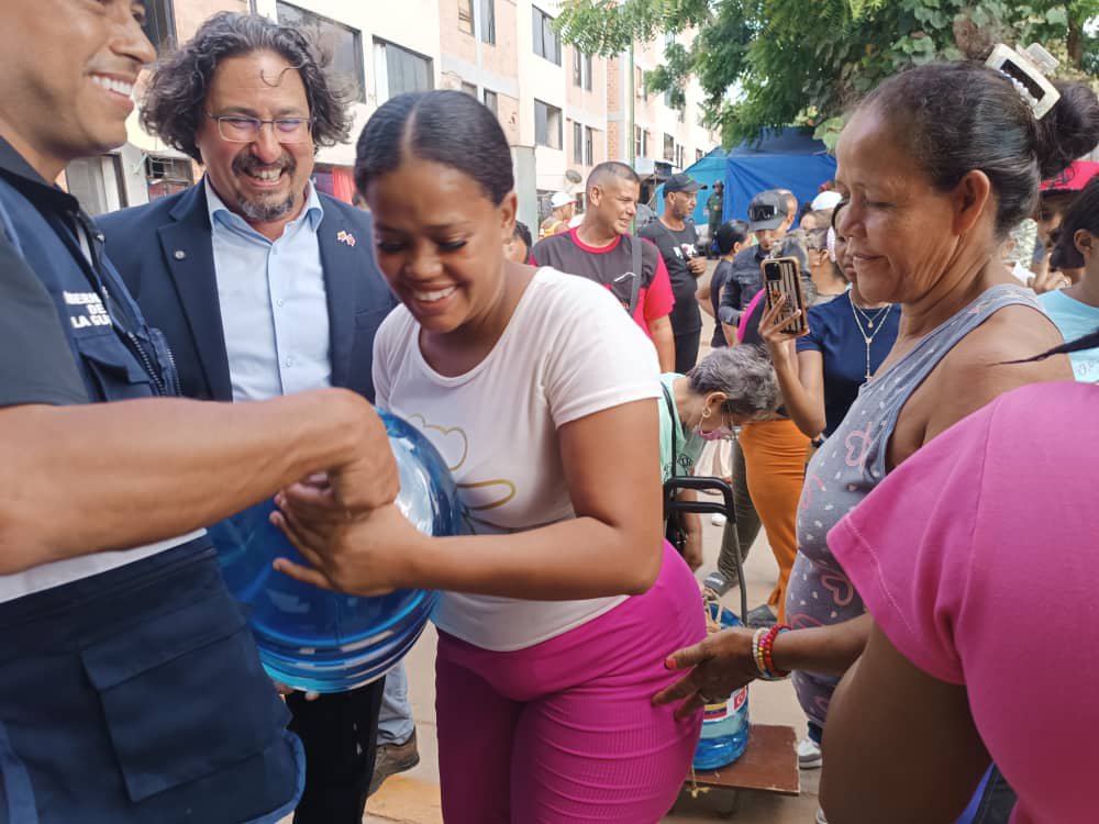 TC_KarakasBE's tweet photo. Tras los terremotos del 24 de junio, la ayuda de Türkiye a Venezuela sigue en marcha.

Hoy se ha puesto en funcionamiento una planta de potabilización de agua y se ha distribuido agua embotellada con el fin de facilitar el acceso al agua potable a los ciudadanos venezolanos afectados por los terremotos.

#Türkiye seguirá mostrando su solidaridad con #Venezuela.🇹🇷🇻🇪🧿