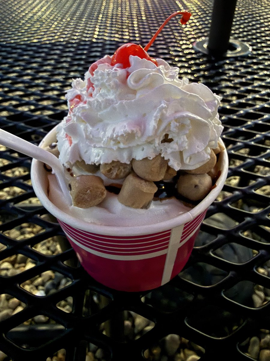 WTBWrites's tweet photo. Cookie dough sundae. Absolutely mind blowing. #FoodieLife #foodie https://t.co/0oJx7KpqMd
