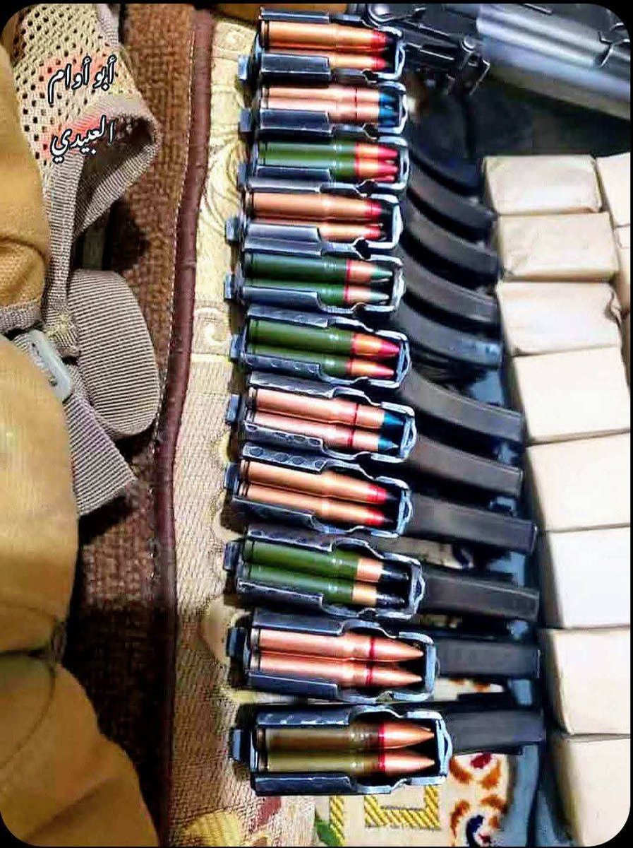 Almq2023's tweet photo. هاتوا سلاحي وهاتوا خطي الناري
بسري مع أهل الكرامة يا بني عمي

دون الوطن عاد به كمن بطل ضاري
وانا يماني بطل ماقد  وهن  عزمي

بادوس الاهوال وافدي بالدما داري
ياجعل لو عدت خطوه ينكسر عظمي

ضرغام الحجوري https://t.co/jVgMDana8Z
