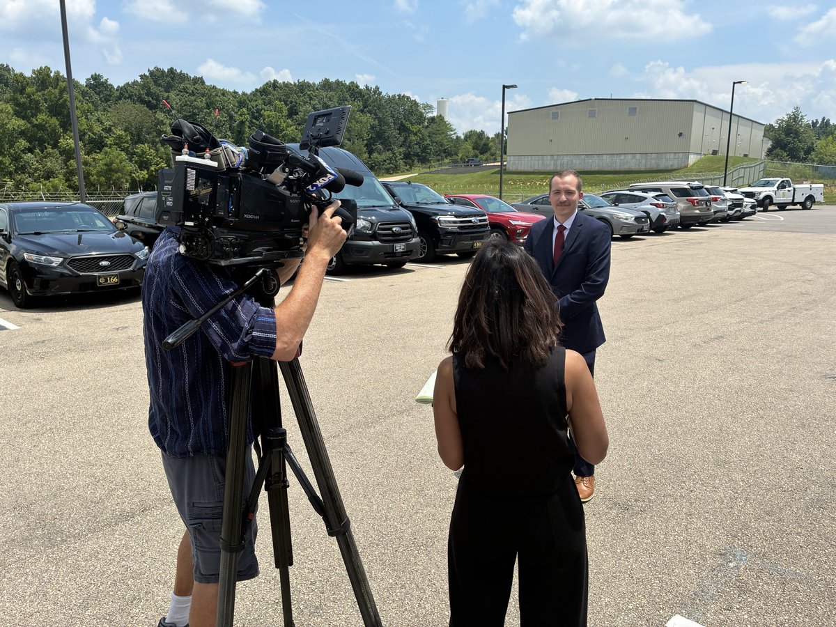 JeffCoMoSheriff's tweet photo. Behind the Scenes: Detective Kane Harris discusses how the Detective Bureau’s drone program is changing the game when it comes to busting bad guys.
Watch @jhuda’s story tonight at 9:00 on @FOX2now to learn more about what it means for #JeffCo residents. https://t.co/GHJjH7uMzY