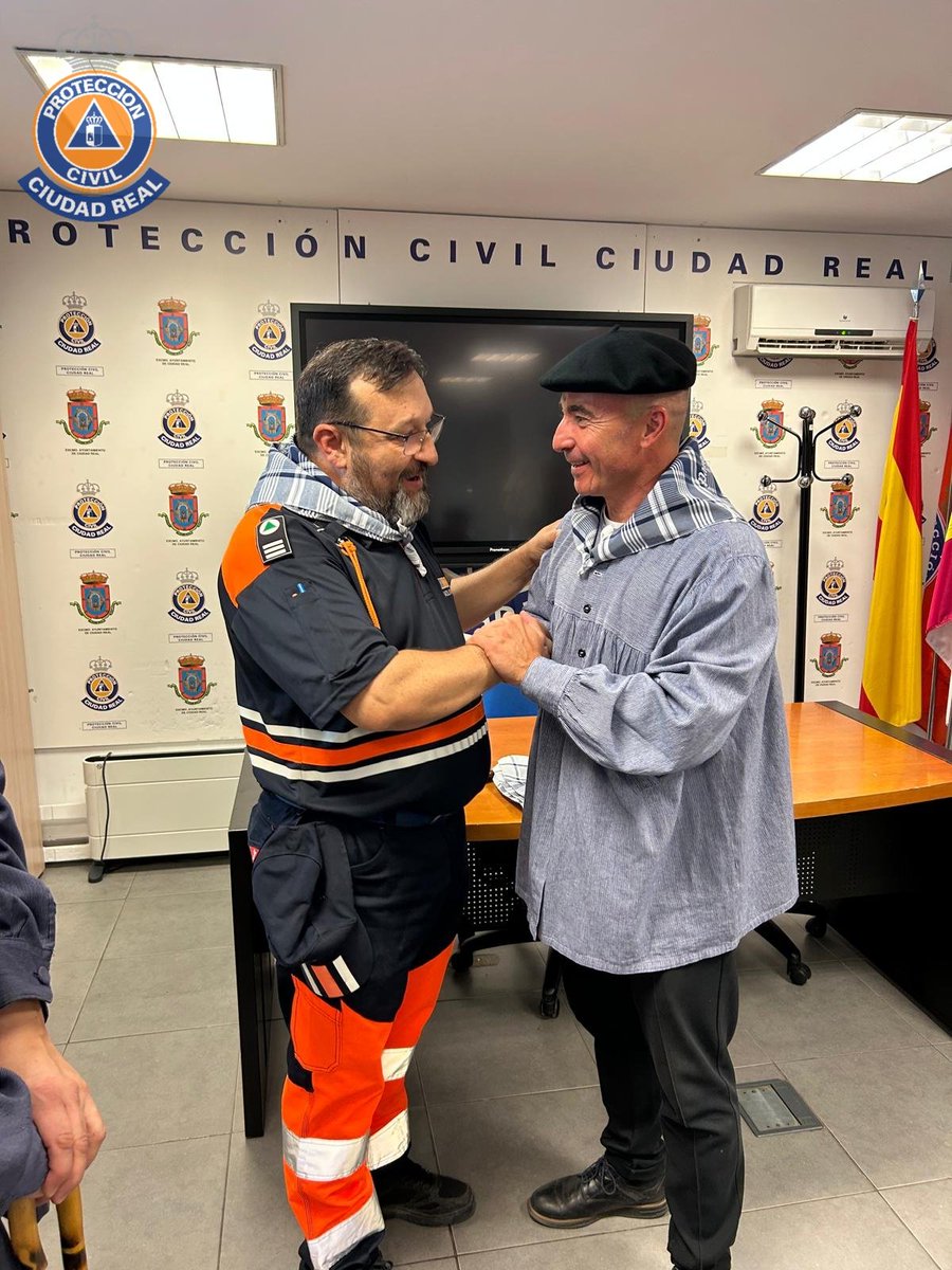 PCivil_CReal's tweet photo. 💐Hoy nos ha venido a visitar Antonio Martín recientemente nombrado Pandorgo 2026. 

🫂Muchísimas gracias de corazón a toda la Hermandad de Pandorgos de parte de la @pcivil_creal.

Siempre al servicio de nuestra ciudad y de su gente. 
#Pandorga
#CiudadReal
#VirgenDelPrado https://t.co/wIqji3FJyQ