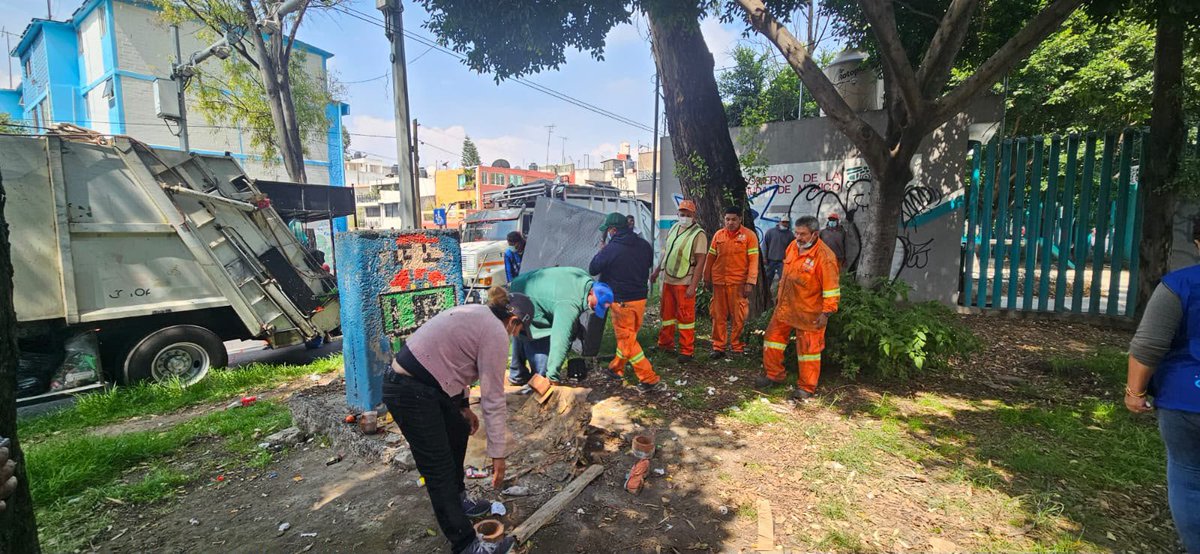 Alcaldia_Coy's tweet photo. En seguimiento a reportes, Servicios Urbanos de la Alcaldía, #EscudoCoyoacán y @SEBIEN_cdmx realizaron una Jornada de Higiene y Mejoramiento al Entorno Social en distintas secciones de Culhuacán.
Atendimos 5 asentamientos irregulares, logrando una canalización a albergue. https://t.co/qHJfXQ35h9