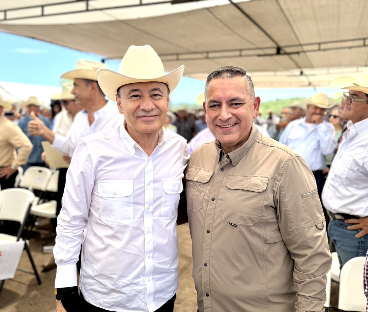 RicardoLugoM1's tweet photo. 🌵¡Muy buena tarde! Hoy te saludo desde el Municipio de Moctezuma. Acompañando a nuestro gobernador @AlfonsoDurazo en la colocación de la primera piedra de lo que será la Nueva Subasta de la Sierra de la Unión Ganadera de Sonora. 

¡Saludos! Ánimo y fe. 
#RLMoreno https://t.co/mwIiHroCz1