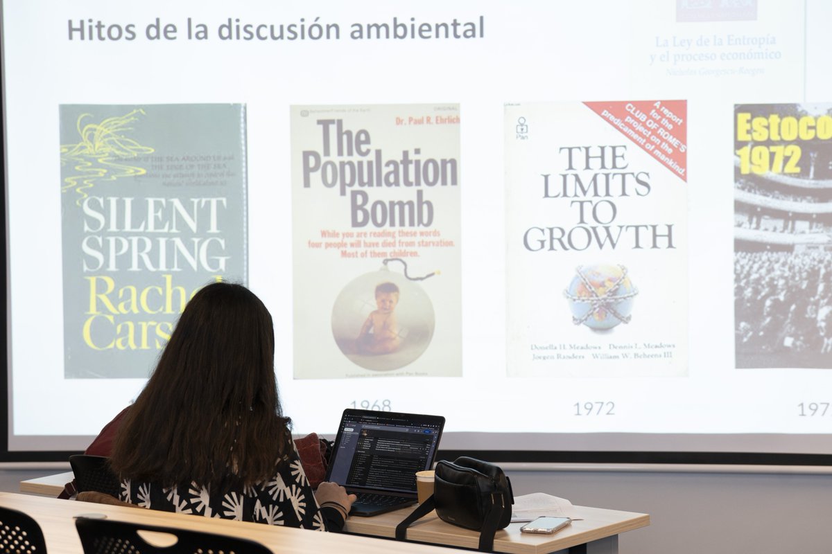 IDEAsLAC's tweet photo. @florpizzo @ieiuchile @jmahumadaf Hoy vimos economía ecológica junto a @florpizzo ; economía e instituciones con @jmahumadaf ; y neoestructuralismo y Estado en la historia del pensamiento económico latinoamericano, junto a Martín Abeles.

#EscuelasIDEAS2026 #EconomíaPolítica https://t.co/8IDoVd1p0P