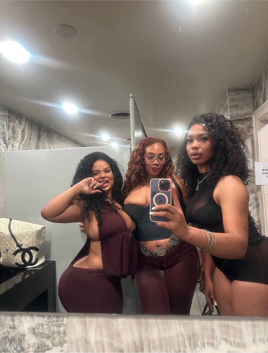 xotrllaax's tweet photo. baddie with her baddie friends https://t.co/qq5DQy4v4p