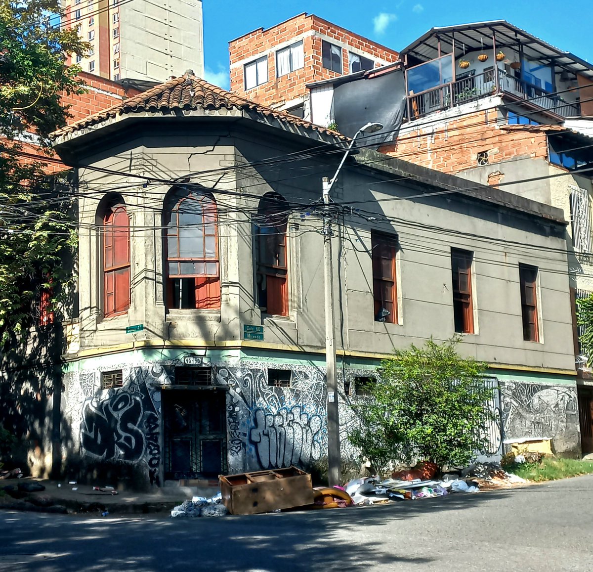 luisyepesb's tweet photo. Las islas de basura permanecen en el "patrimonial" barrio Prado de #Medellín. Sólo si antes de que termine el día esté programada la recolección en la calle Miranda sería medianamente entendible esta verguenza. @Emvarias @AlcaldiadeMed @FicoGutierrez https://t.co/b8P0EFDDKr