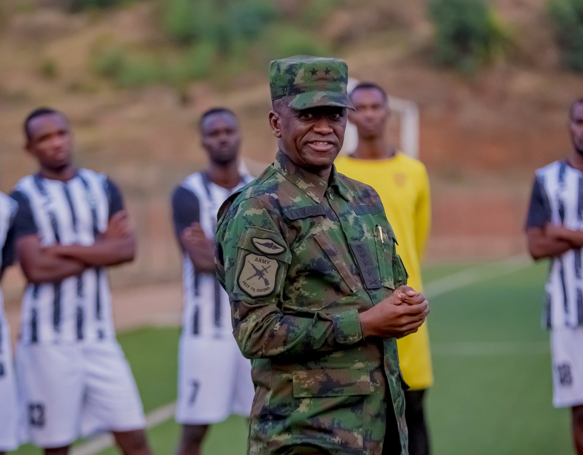 aprfcofficial's tweet photo. Amahirwe arahari muyabyaze umusaruro  Maj Gen Vincent Nyakarundi

Ubwo Ikipe y'ingabo z'igihugu yakoraga imyitozo ya nyuma yitegura Umukino  wa Gatatu wa Cecafa Kagame Cup yasuwe n'Umugaba Mukuru w’Ingabo zirwanira ku butaka Maj Gen Vincent Nyakarundi.

Mu butumwa yageneye abagize iyi kipe yatangiye yakira abakinnyi bashya anababwira intego zisanzwe ziranga ikipe y'ingabo anabagaragariza ko amahirwe ahari bagomba kuyabyaza umusaruro.

Yagize ati: benshi mu bakinnyi bashya nibwo tubonanye Kandi ku maso hanyu ndabona mwaramenyereye umukino mwakinnye wa mbere  twarawurebye, uwa kabiri ntabwo twawurebye ariko uko mwitwaye muri uwo mukino bitanga ikizere ko no mu mukino mufite ku munsi wejo muzitwara neza Kandi amahirwe mufite Imbere y'izamu muyabyaze umusaruro, ku bakinnyi bashya nziko mwamaze kumenya intego zacu nk'ikipe, ni ukurangwa ni intsinzi Kandi bihoraho. Mwitware neza Kandi twese tubari inyuma.

Kapiteni wa APR F.C Cheick Djibril Ouattara  yemereye ubuyobozi ko bakosoye amakosa bakoze mu mukino ubanza Kandi ko biteguye gukora buri kimwe gitanga intsinzi ku mukino wa Vipers

Yagize ati: nibyo  umukino ubanza ntabwo twitwaye  neza Kandi byaduhaye isomo, nyuma yibyo twarebye kure dukosora amakosa twakoze ubu turiteguye, twiteguye gutanga ibyishimo ku bakunzi bacu.

APR. F.C iracakirana na Vipers yo muri Uganda kuri uyu wa Kane kuri sitade Amahoro I Remera.  Ku isaha Yi saa moya zuzuye (19:00)