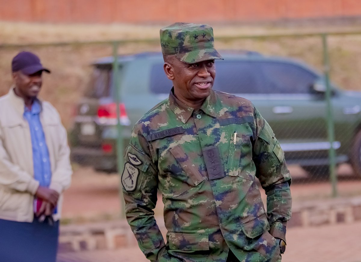 aprfcofficial's tweet photo. Amahirwe arahari muyabyaze umusaruro  Maj Gen Vincent Nyakarundi

Ubwo Ikipe y'ingabo z'igihugu yakoraga imyitozo ya nyuma yitegura Umukino  wa Gatatu wa Cecafa Kagame Cup yasuwe n'Umugaba Mukuru w’Ingabo zirwanira ku butaka Maj Gen Vincent Nyakarundi.

Mu butumwa yageneye abagize iyi kipe yatangiye yakira abakinnyi bashya anababwira intego zisanzwe ziranga ikipe y'ingabo anabagaragariza ko amahirwe ahari bagomba kuyabyaza umusaruro.

Yagize ati: benshi mu bakinnyi bashya nibwo tubonanye Kandi ku maso hanyu ndabona mwaramenyereye umukino mwakinnye wa mbere  twarawurebye, uwa kabiri ntabwo twawurebye ariko uko mwitwaye muri uwo mukino bitanga ikizere ko no mu mukino mufite ku munsi wejo muzitwara neza Kandi amahirwe mufite Imbere y'izamu muyabyaze umusaruro, ku bakinnyi bashya nziko mwamaze kumenya intego zacu nk'ikipe, ni ukurangwa ni intsinzi Kandi bihoraho. Mwitware neza Kandi twese tubari inyuma.

Kapiteni wa APR F.C Cheick Djibril Ouattara  yemereye ubuyobozi ko bakosoye amakosa bakoze mu mukino ubanza Kandi ko biteguye gukora buri kimwe gitanga intsinzi ku mukino wa Vipers

Yagize ati: nibyo  umukino ubanza ntabwo twitwaye  neza Kandi byaduhaye isomo, nyuma yibyo twarebye kure dukosora amakosa twakoze ubu turiteguye, twiteguye gutanga ibyishimo ku bakunzi bacu.

APR. F.C iracakirana na Vipers yo muri Uganda kuri uyu wa Kane kuri sitade Amahoro I Remera.  Ku isaha Yi saa moya zuzuye (19:00)