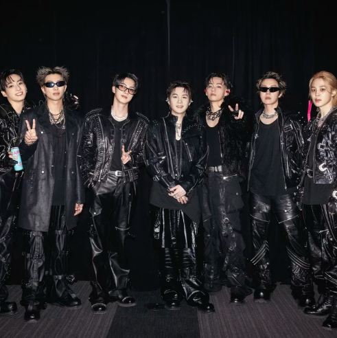 AboutMusicYT's tweet photo. Aliens by BTS reaches #1 on US iTunes. https://t.co/4u9s9F0gwt