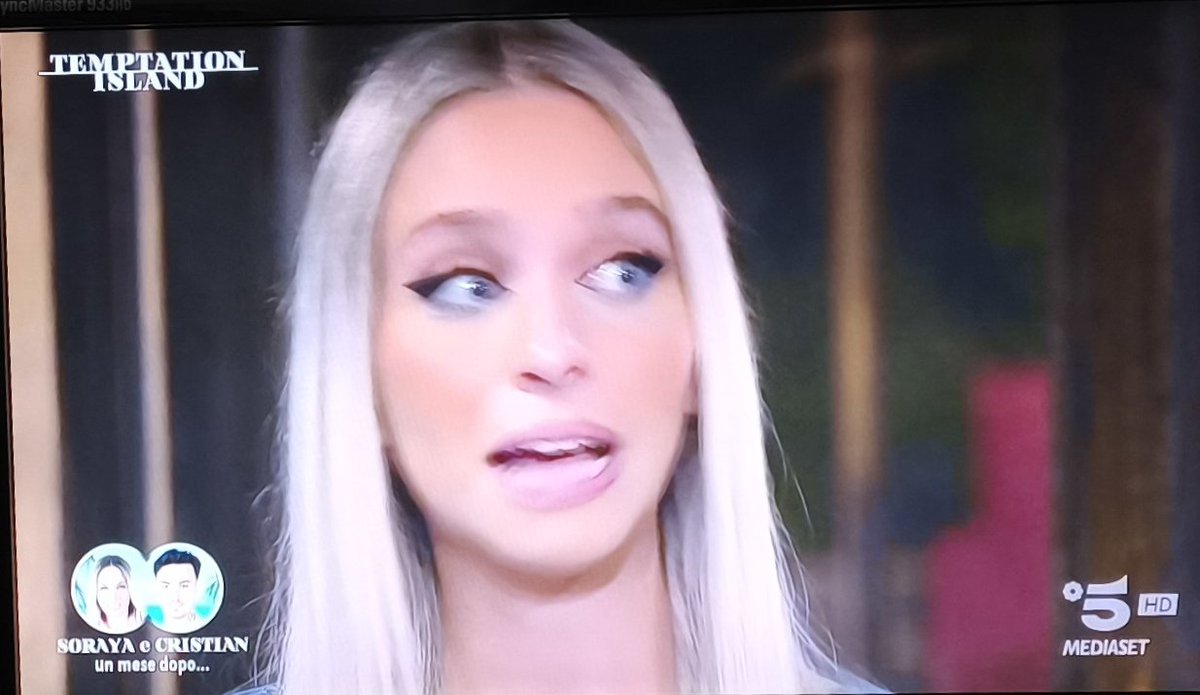 VicolodelleNews's tweet photo. Nel villaggio: “Non lo amo, non mi manca”.
Al confronto di stasera: “Provo ancora un sentimento per te, io ti amavo”.

Ma lei è quella vera e trasparente. Certo, come no. 😂 #TemptationIsland https://t.co/DnnoKMSZ51