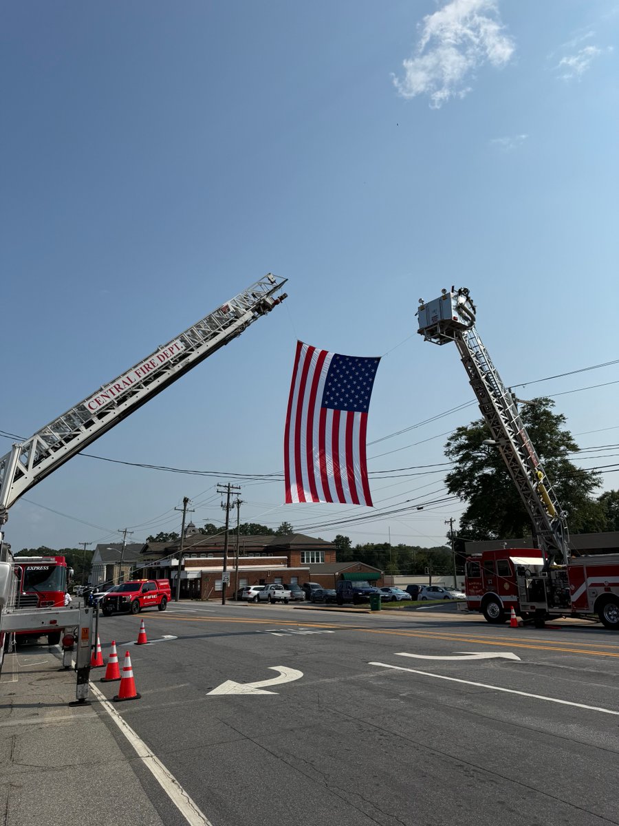 ScottFarmerSC's tweet photo. An incredible tribute by the town of Central to welcome home Senator Lindsey Graham for the final time. https://t.co/lOMXpr2yfw