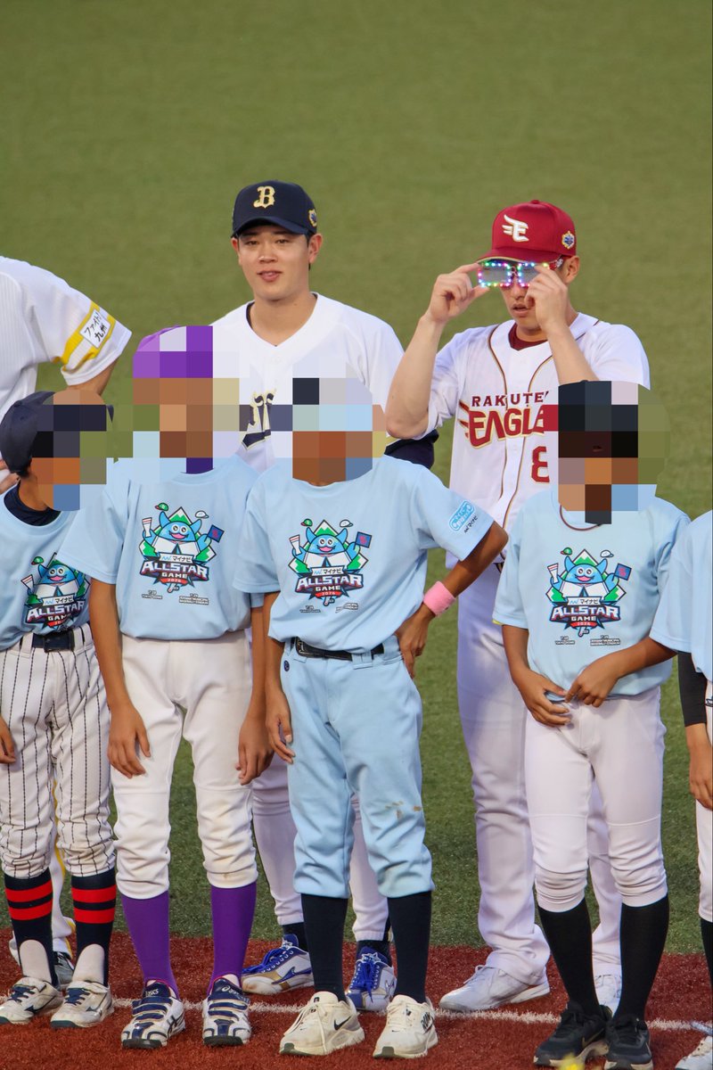 2mochi14's tweet photo. 楽天カードマンと隣でした https://t.co/VRUZEZ54eK