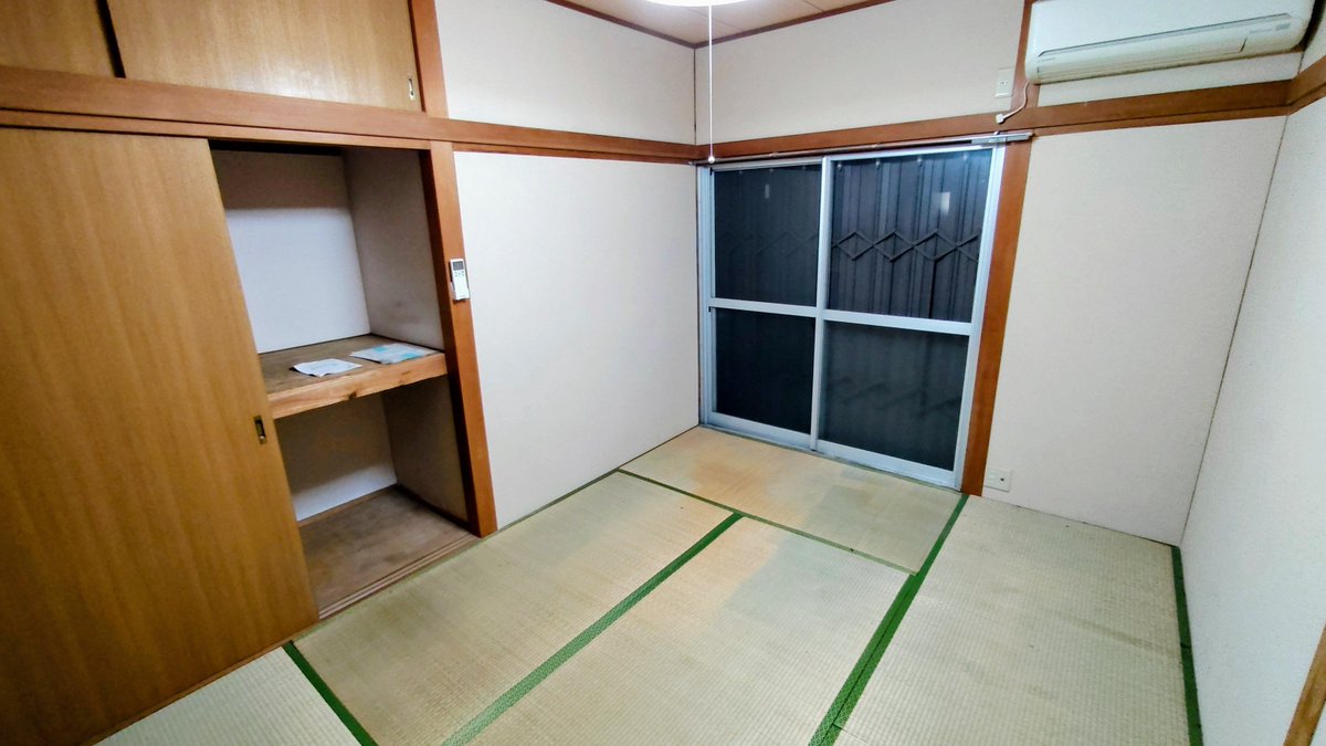 E_Sorath's tweet photo. 何度管理会社にクレーム入れても真上の部屋を使っている小学生の騒音が改善されないので放棄した8年使ったお部屋がこちら(´・ω・｀)2Kが1Kになりお家賃据え置き https://t.co/KBZswELeST